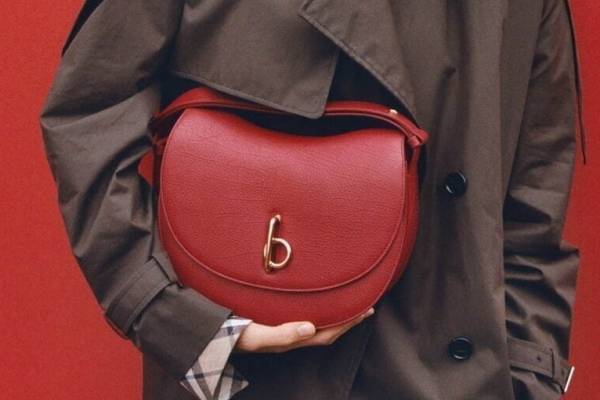 バーバリー「ロッキングホース」レザーバッグ、“揺り木馬”着想のカーブシェイプ＆手綱風ストラップ