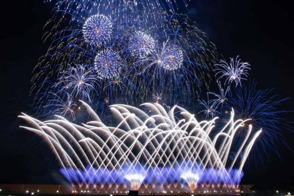 福島「相馬花火大会2024」音楽とシンクロする11,000発、イタリア料理のフルコースを楽しむ席も