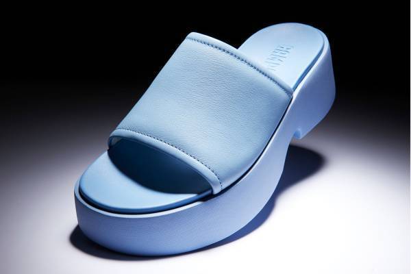 カンペール24年春夏ウィメンズサンダル、超軽量＆厚底「タシャ」や柔らかグリーンのヒールサンダル