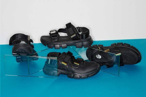 シャカのオールブラック限定サンダル、“スニーカー風”や“Z型ストラップ”スポーツサンダル