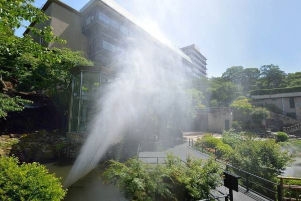 ホテル椿山荘東京で“びしょ濡れ”「雲海スプラッシュ」滝の水しぶきを再現＆江戸風鈴の音が響く夏の庭園