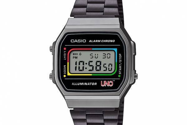 カシオ×カードゲーム「UNO」のデジタル腕時計、“ワイルドカード”着想ダイアル＆バックライト