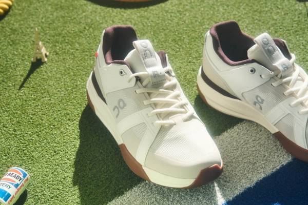 アトモス×オン“テニス”着想コラボスニーカー、セピア系アースカラーのアッパー×芝生柄インソール