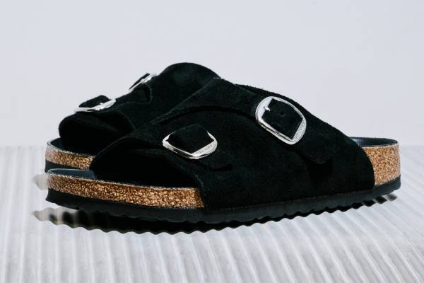 ビルケンシュトックのビューティー＆ユース限定サンダル「チューリッヒ」丸型シルバーバックル採用