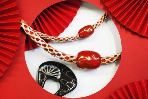 銀座もとじ『源氏物語』光源氏の着物アクセサリー、“牛車の輪車”入り赤い漆塗り羽織紐＆かんざし