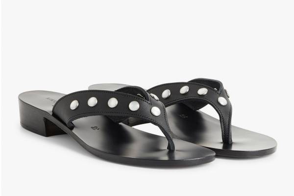 アニエスベー×カージャックのサンダル、パールボタン配したストラップ＆アレンジ可能なスカーフ付きの2型