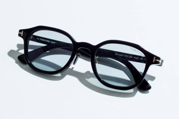 トム フォード×ロンハーマンの限定アイウェア、細身ブラックフレーム×涼し気ブルーグレーレンズ