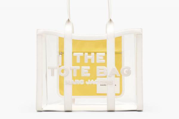 マーク ジェイコブス“クリア素材”の「ザ トート バッグ」イエローなど鮮やかポケットで