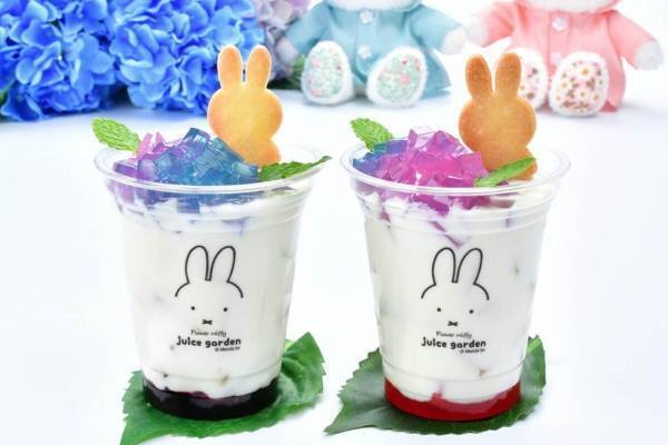 フラワーミッフィー ジュースガーデン“あじさい”着想ヨーグルトドリンク、煌めくバタフライピーゼリー乗せ