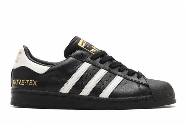 アディダス オリジナルス×アトモス「スーパースター」スニーカー、ゴアテックス搭載“暗闇で光る”3本線