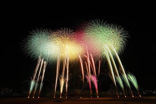 「第49回江戸川区花火大会」東京・江戸川河川敷で、パステルカラーの虹色花火など約14,000発