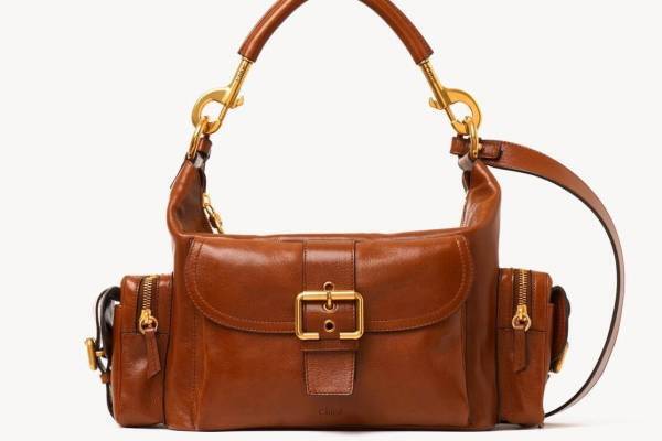 クロエ24年秋「カメラバッグ」バックル配したポケット付き、なめらかフォルムのショルダーバッグも