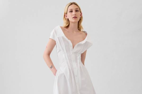 「GAP」アン・ハサウェイ特注シャツドレスを商品化、コットンポプリンの可憐なフレアシルエット