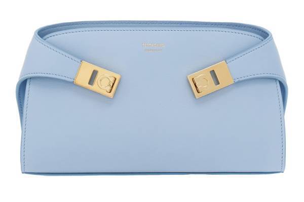 フェラガモのウィメンズバッグ「ハグ」に初のジッパー付きクラッチ、ペールブルー＆ネイビーなど