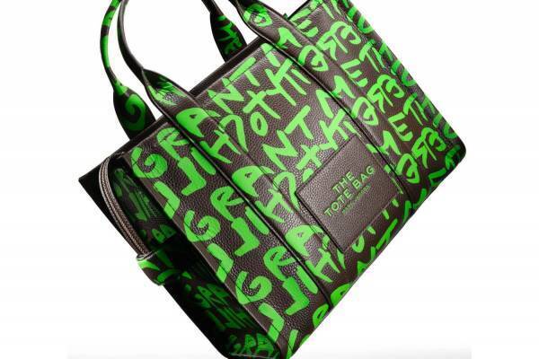 マーク ジェイコブス“鮮やかグリーンのグラフィティ入り”限定バッグ、スティーブン・スプラウスとコラボ