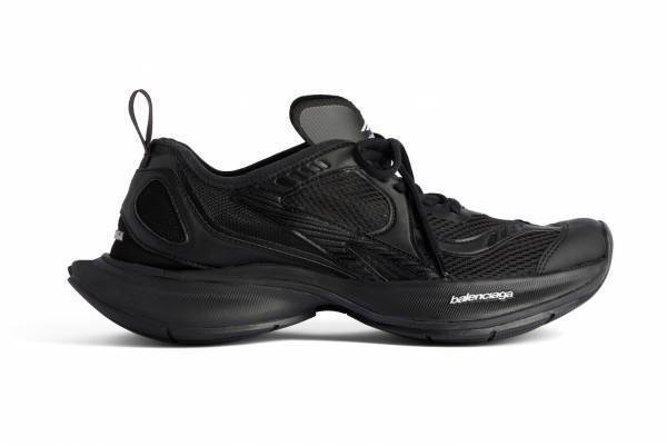 バレンシアガ「サーキット スニーカー」横広がりの“超軽量”ソール＆メッシュ素材アッパー