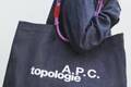 A.P.C.×トポロジー“インディゴデニム”のバッグやiPhoneケース、付け替え楽しむストラップで