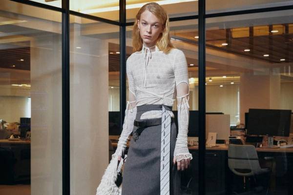 元パメオポーズのデザイナー・ペリが新ブランド「プールデ」始動、"実際にあった架空の話"着想ウェア