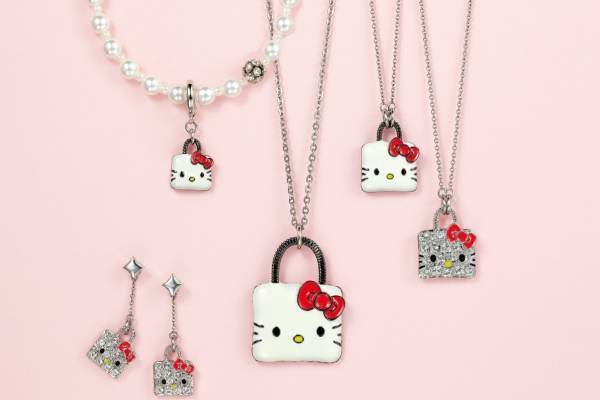 アンテプリマ「ハローキティ」コラボ、“ワイヤーバッグ”型キティのチャームネックレスやピアスなど