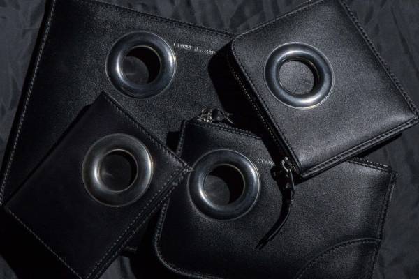 ウォレット・コム デ ギャルソン24秋冬レザーグッズ、黒ボディに大胆“ハトメ”の財布やミニポーチ