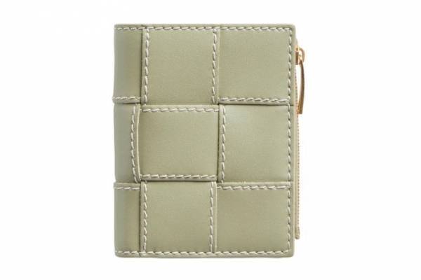 ボッテガ・ヴェネタ「カセット」24年秋冬、白ステッチを施した“ベージュorブルー”二つ折り財布など