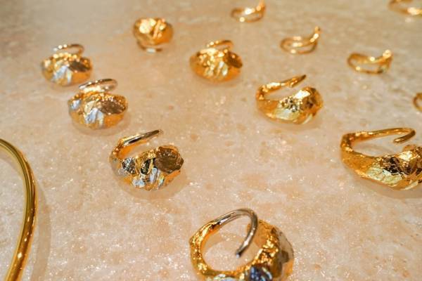 ポレーヌ“岩肌”表現した「エロズ」ジュエリー、ゴールド×シルバーの大ぶりリングやピアス