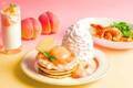 エッグスンシングス24年夏限定「白桃ブリュレパンケーキ 」桃香るふわふわホイップ＆ピーチクリームで