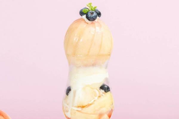 フルーツピークス“桃1.5玉分”の贅沢パフェ＆ふわふわ桃サンドなど、全店で「桃フェス」開催