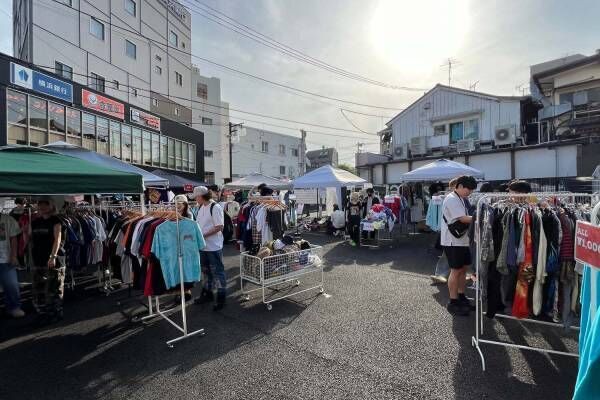 「下北沢古着マーケット+」24年7月は“夏のTシャツ祭り”、下北沢東口駅前広場に約30店舗が出店