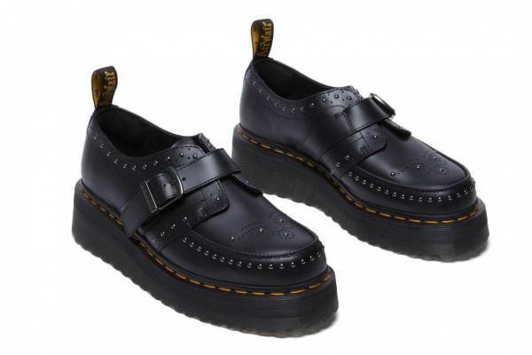 ドクターマーチンの厚底クリーパーシューズ、ガンメタルバックル×スタッズ散りばめたレザーアッパー