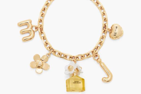 マーク ジェイコブスの“フレグランス”着想ブレスレット＆ピアス、香水ボトルのモチーフを配して