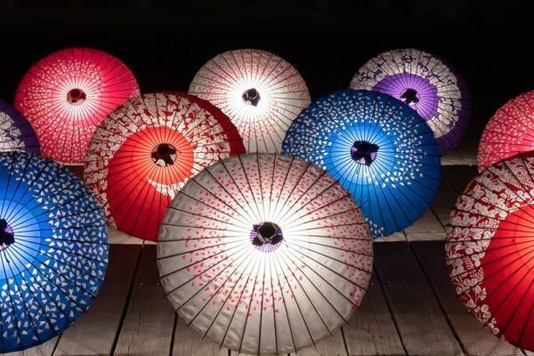 「雲の上のランタンまつり」梅田スカイビルで、“和傘×ランタン”ライトアップが空中庭園を彩る夏イベント