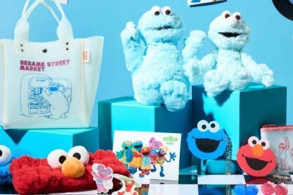 「セサミストリートマーケット」24年夏グッズ、ミントカラーのエルモぬいぐるみ＆ふわふわヘアバンド