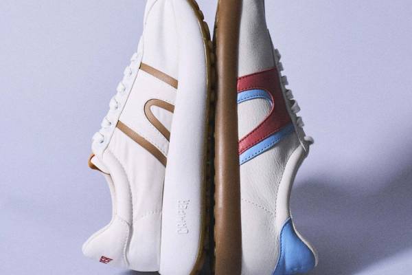 カンペール「ペロータス」新作ユニセックスシューズ、“ボール型”凸凹アウトソール×メッシュアッパーなど