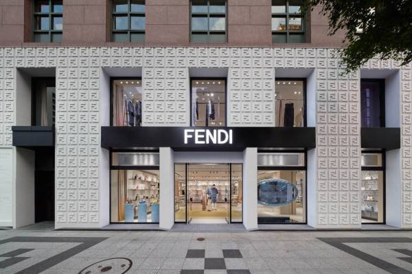 「フェンディ 大阪店」移転オープン、ローマ着想の店内空間＆ウェアからバッグまでフルラインナップを用意
