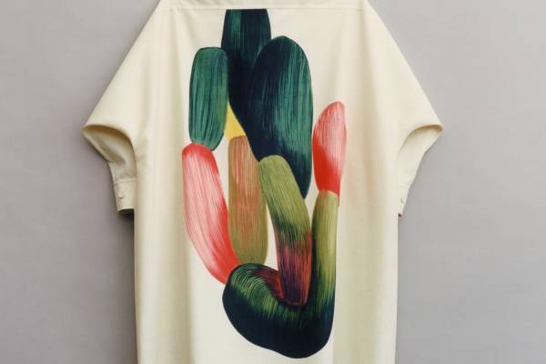 オム プリッセ イッセイ ミヤケ24年秋冬、ドローイング着想のプリーツTシャツ＆コート