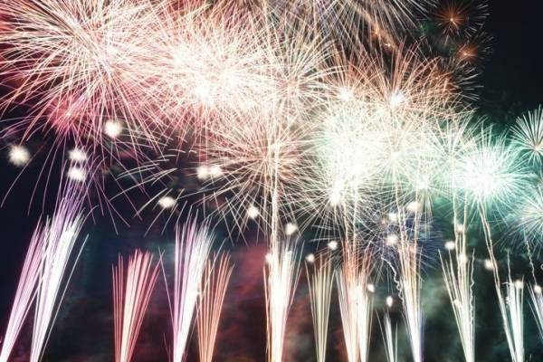 京都「第73回亀岡平和祭保津川市民花火大会」特大“2尺玉”など1万発、ももいろクローバーZ楽曲コラボも