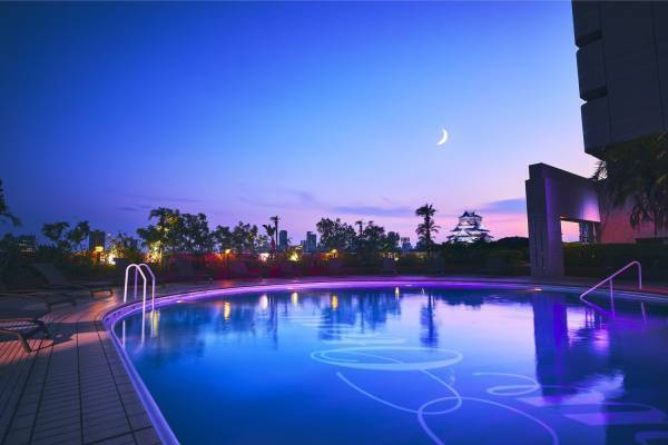 ホテルニューオータニ大阪“非日常を楽しむ”ラグジュアリーナイトプール、イプサのミスト付きプランも