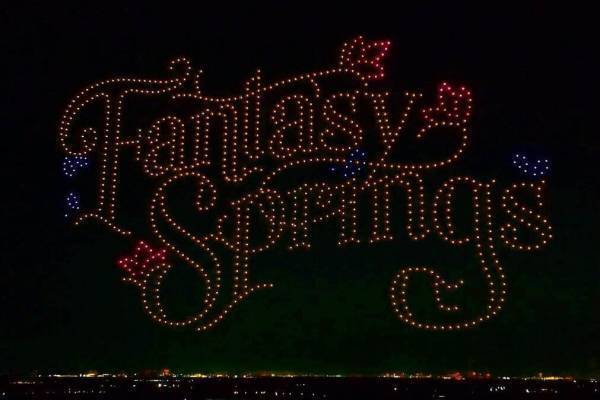 ディズニーのドローンショーを全国花火大会で、1,500機が『美女と野獣』劇中シーンなどを描く