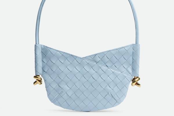 ボッテガ・ヴェネタ「ソルスティス」バッグ、新ミニサイズや“ポンポン”付き軽やかラフィア素材