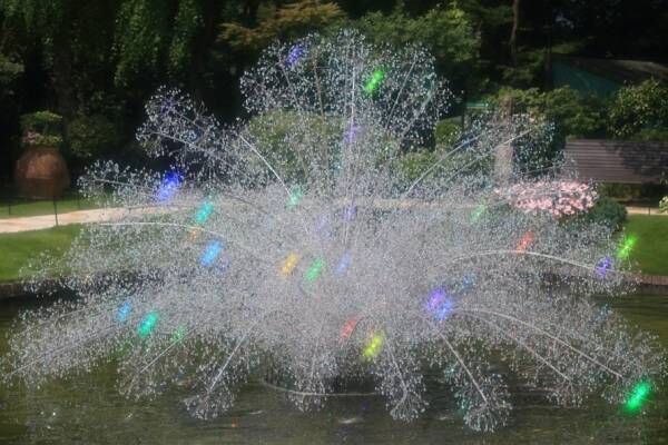 箱根ガラスの森美術館「クリスタルガラスの水上花火」約4万8千粒が煌めくオブジェ、そよ風に揺れる風鈴も