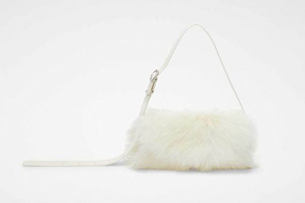 ジル サンダー“筒状”アイコンバッグ「カンノーロ」24年秋冬、“真っ白ふわふわ”ファー素材など新作