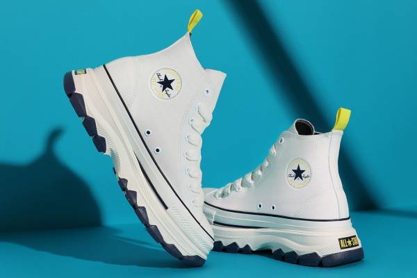コンバース「オールスター アール」厚底スニーカー、太めシューレース＆黄ラベルのストリート風