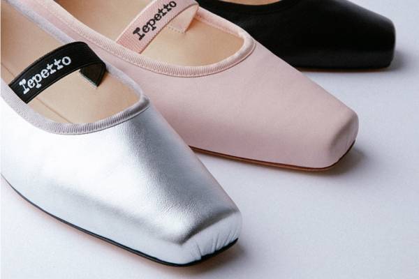 レペット“ボックス型フォルム”の「リスベット」バレエシューズ、光沢シルバーやブラックで