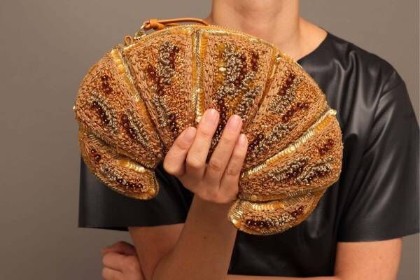 “焼きたてクロワッサン”そっくりビーズ刺繍バッグ、フランス発ジャマン・ピュエッシュから