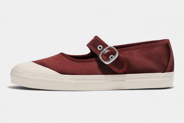 VANS「メリージェーン ロープロ」スニーカー、艶めくサテン生地のレッドブラウン＆モノトーンで