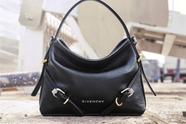 ジバンシィ24年秋冬ウィメンズバッグ「ナノ ヴォワイユー」“極小サイズ”のV字型ハンドバッグ