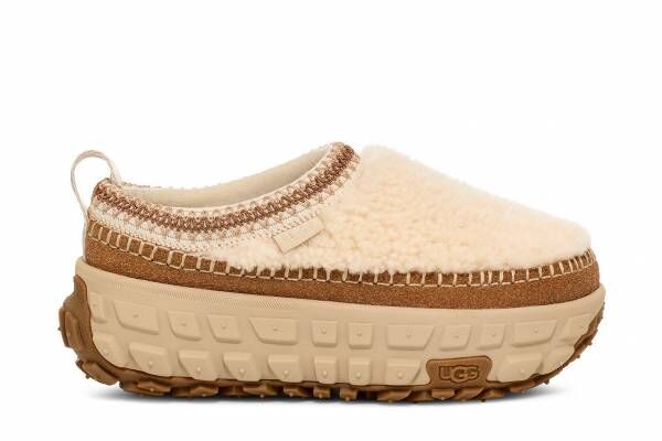 UGGのシューズ「ベンチャー デイズ」24年秋、“もこもこ”シープスキン×厚底トレッドソールで