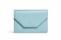 バレンシアガ“封筒の折り目”着想フラップの財布「エンベロープ」ライトブルー×アーモンドの限定色など