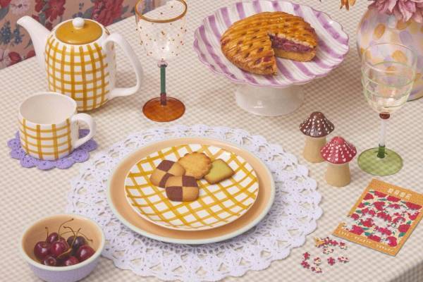 フランフラン24年秋冬“空想の世界”着想ホームアイテム、チェック柄ペイントのプレートやレトロな花瓶